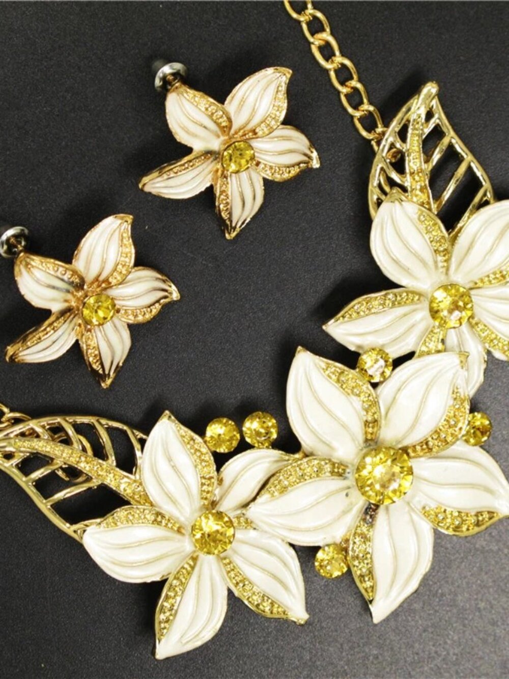 Betsey Johnson White and champagne Floral Necklace Earring set NEW - Picture 5 of 5